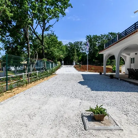 House With A Swimming Pool - 21049